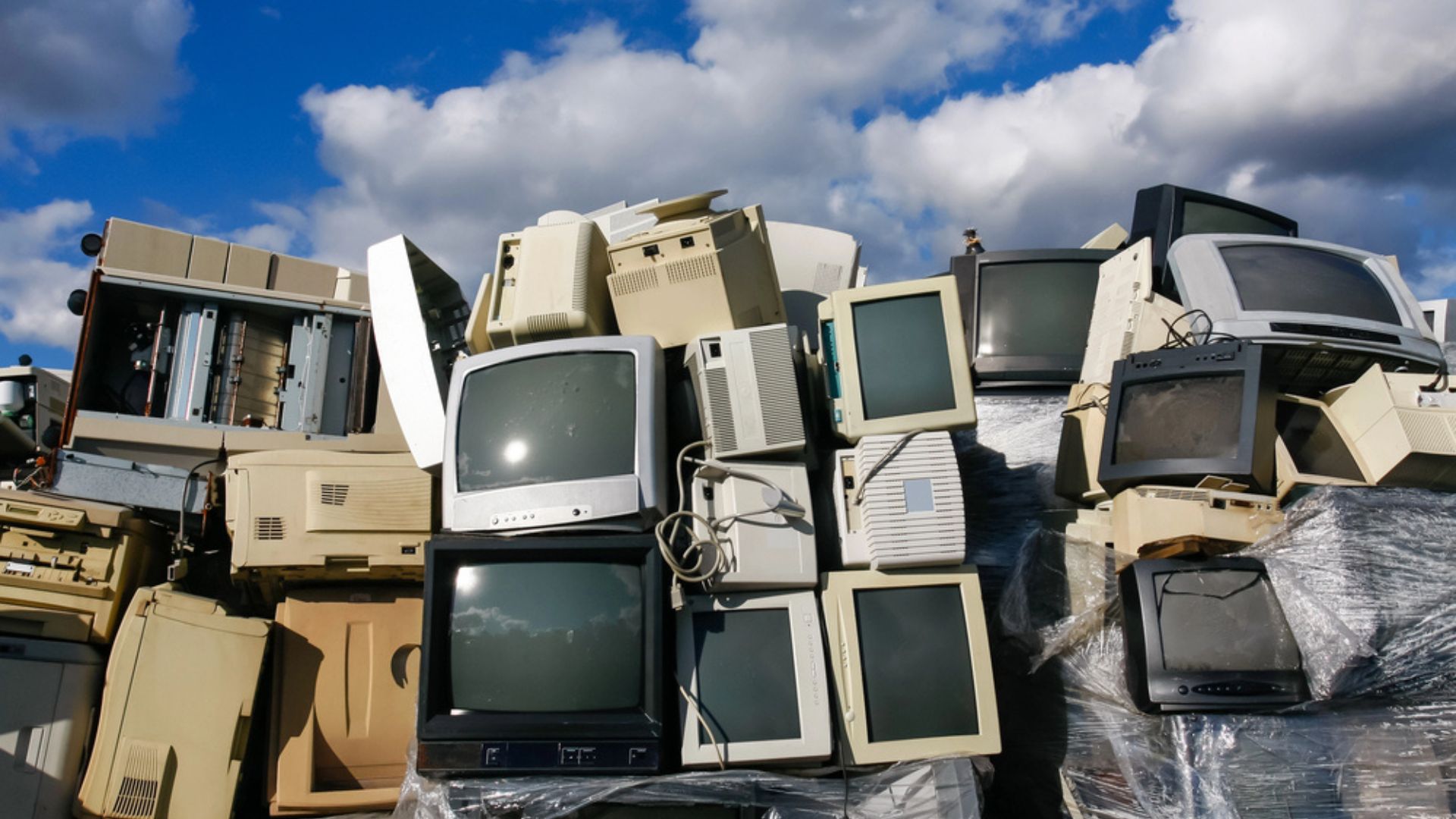 Pile de déchets électroniques composée de télévisions, ordinateurs et autres appareils obsolètes, représentant l'importance du recyclage pour réduire l'impact environnemental.